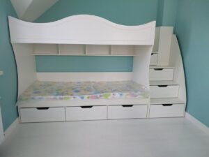 Кроватка на заказ для детской комнаты Калининградская Мебельная Компания